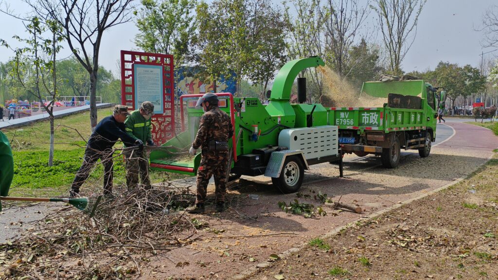 TIROX wood chipper roadside tree care application